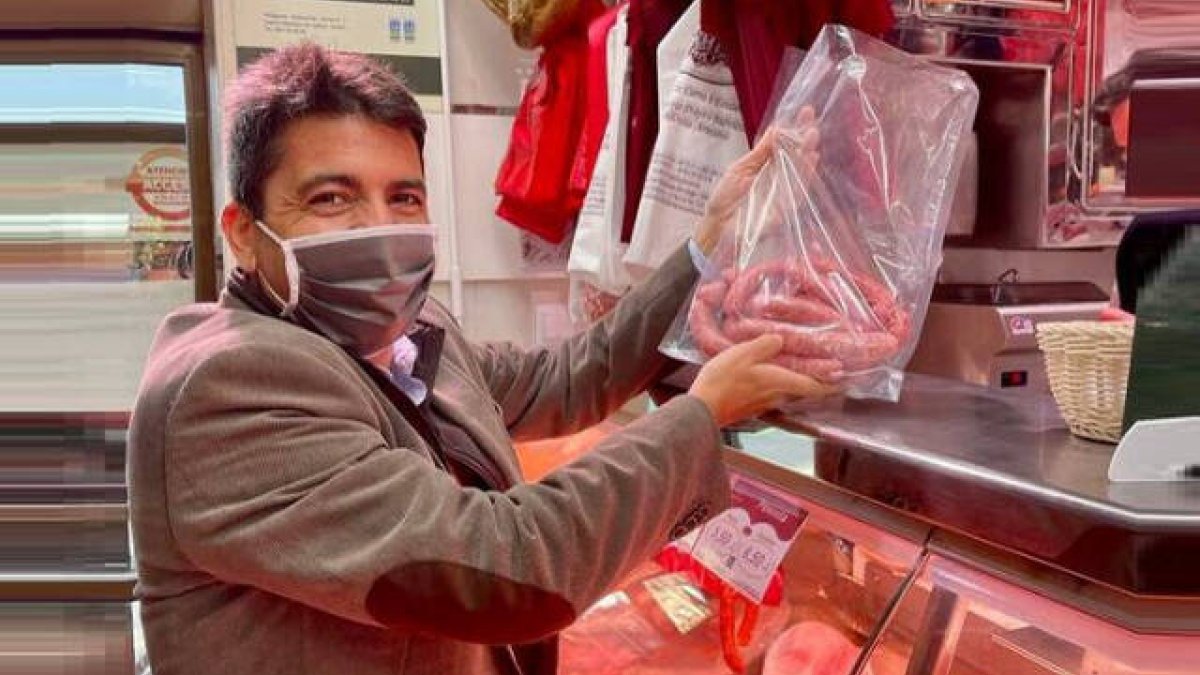 Carlos Mazón, presidente del PPCV en el Mercado del Cabanyal de Valencia