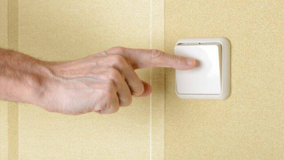 El precio de la luz cae más de un 15% este martes y se sitúa en 63,56 euros por MWh