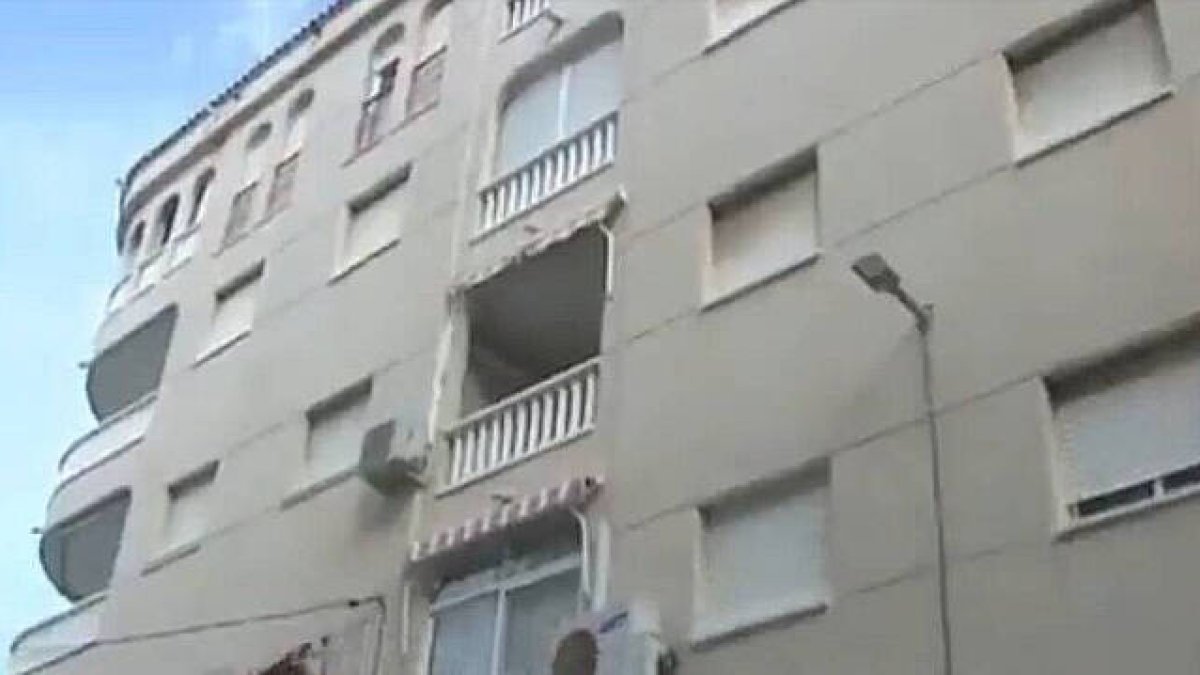 Edificio donde se encuentra la vivienda ocupada en Torrevieja