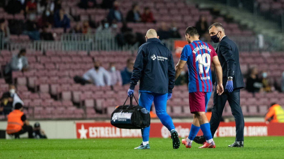 Agüero, en el momento de retirarse del terreno de juego