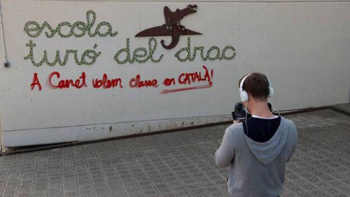 Fachada pintada del colegio de Canet