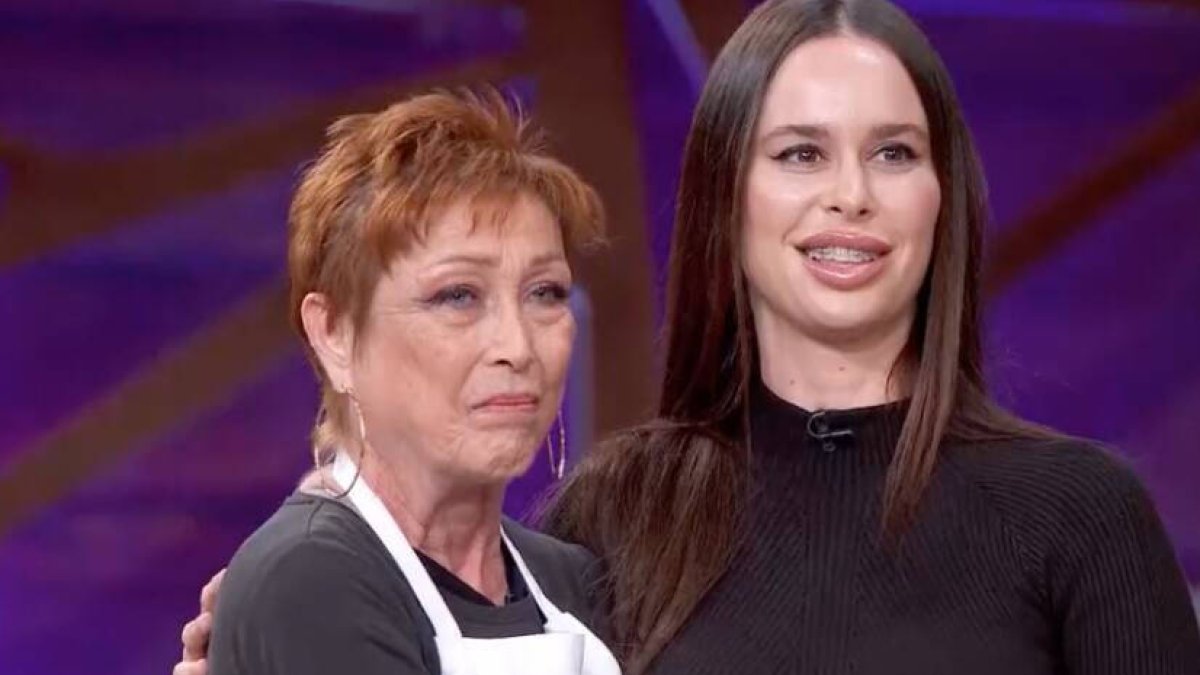 Verónica Forqué junto a su hija María en