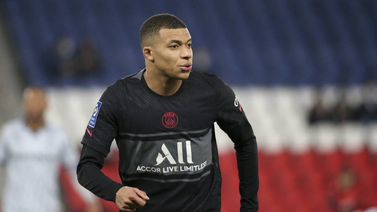 Kylian Mbappé durante un partido con el PSG esta temporada.