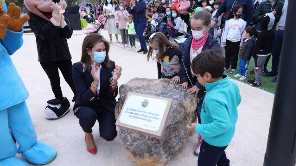 Patricia Fernandez, alcaldesa de Archena, acompañada de varios niños en la inauguración de la nueva zona de ocio y el nuevo parque.