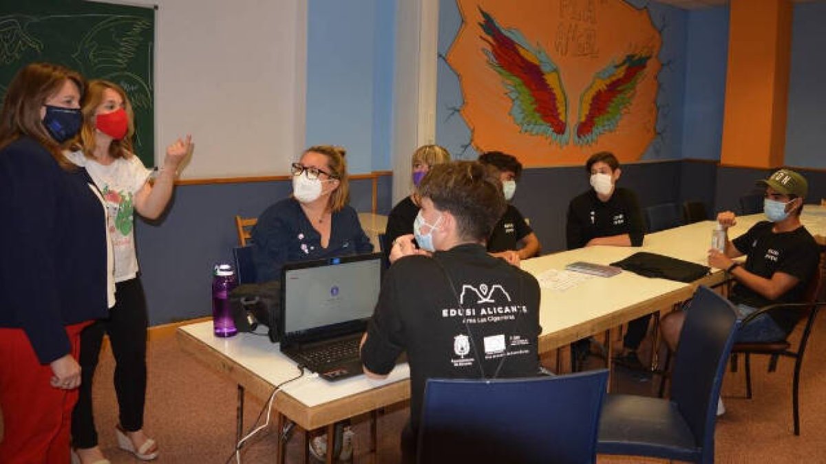 La concejala de Acción social junto a los jóvenes voluntarios de esta iniciativa