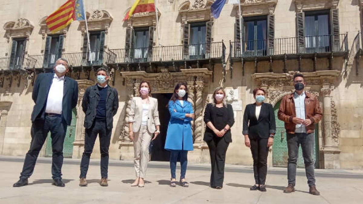 La síndica de Ciudadanos en Les Corts, Ruth Merino, junto a dirigentes alicantinos de Cs