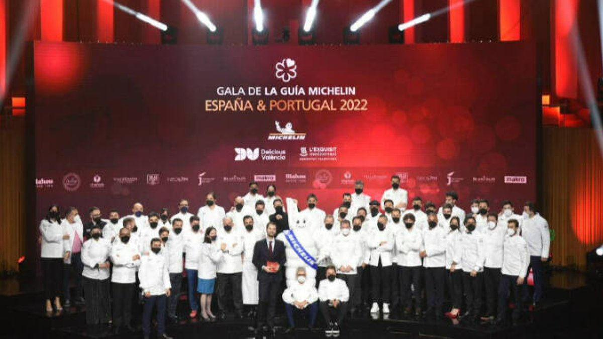 Foto de familia de los asistentes a la gala de presentación de la Guía Michelin España & Portugal 2022 en el Auditorio del Palacio de las Artes Reina Sofía (Valencia)