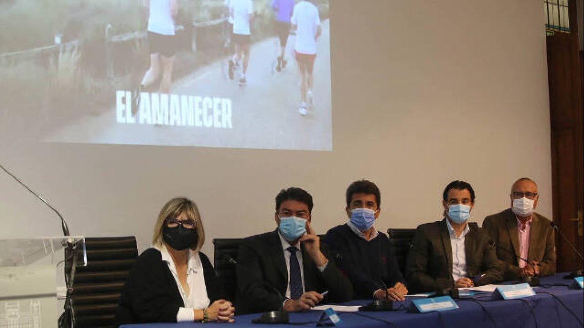 De izq. a drch. Loreto Serrano, alcaldesa de Santa Pola, Luis Barcala, alcalde de Alicante, Carlos Mazón, Presidente de la Diputación, Eduardo Dolón, diputado de deportes y Vicente Alberola, concejal de deportes de Elche.