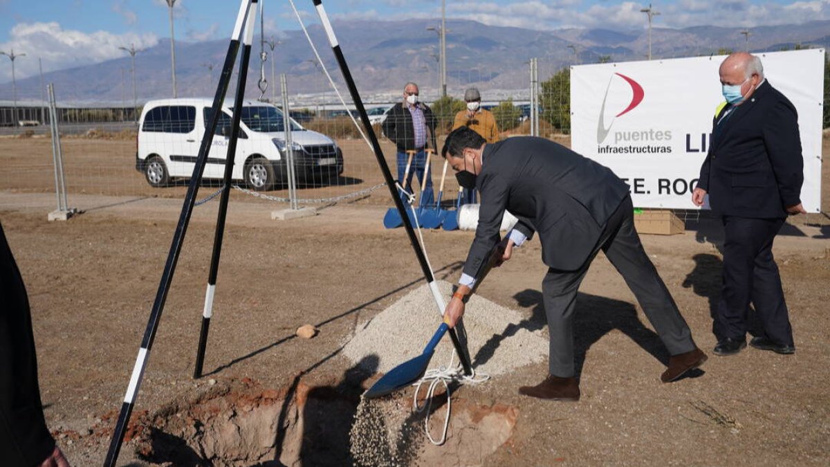 El presidente andaluz, Juanma Moreno, coloca la primera piedra del futuro Hospital de Roquetas de Mar (Almería), junto al consejero de Salud, Jesús Aguirre.