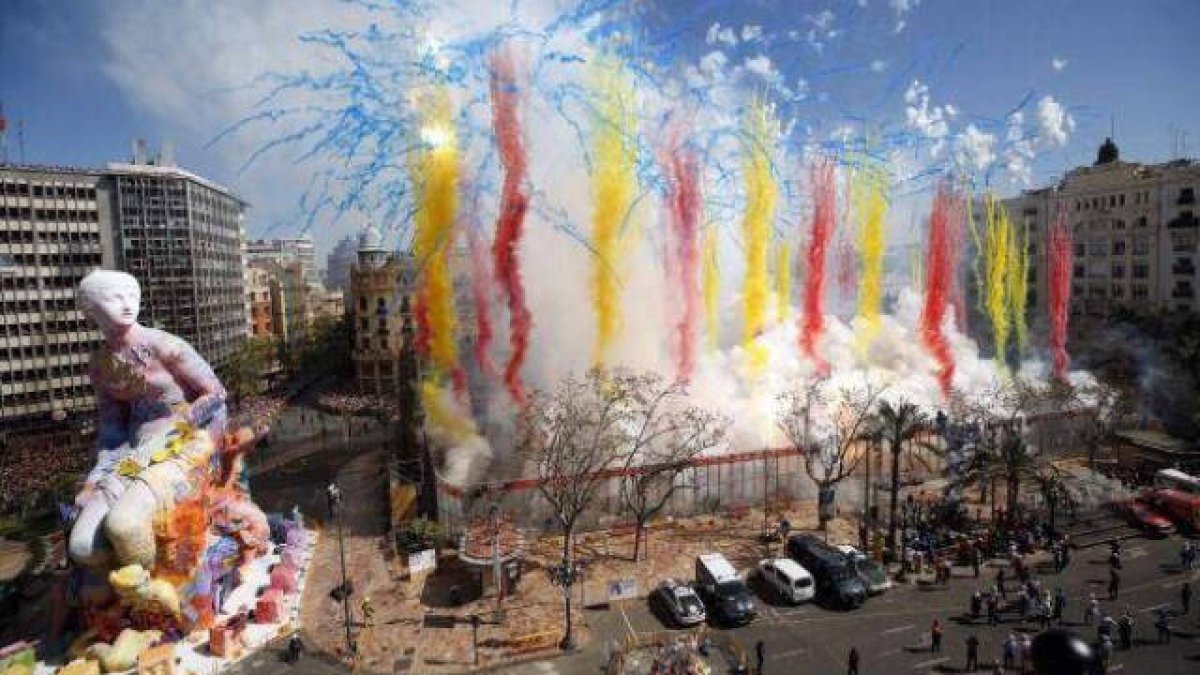 Mascletà en la Plaza del Ayuntamiento