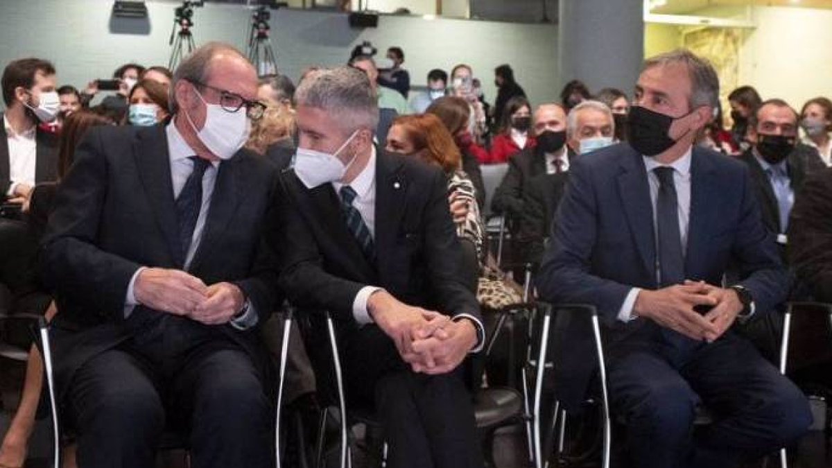 Marlaska, entre el Defensor del Pueblo y el presidente de la Fundación de Victimas del Terrorismo.