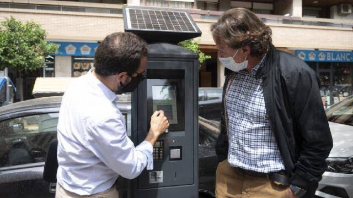 Grezzi posando con una máquina del pago de la ORA