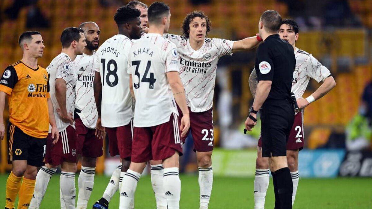 David Luiz protesta al colegiado durante un partido con el Arsenal
