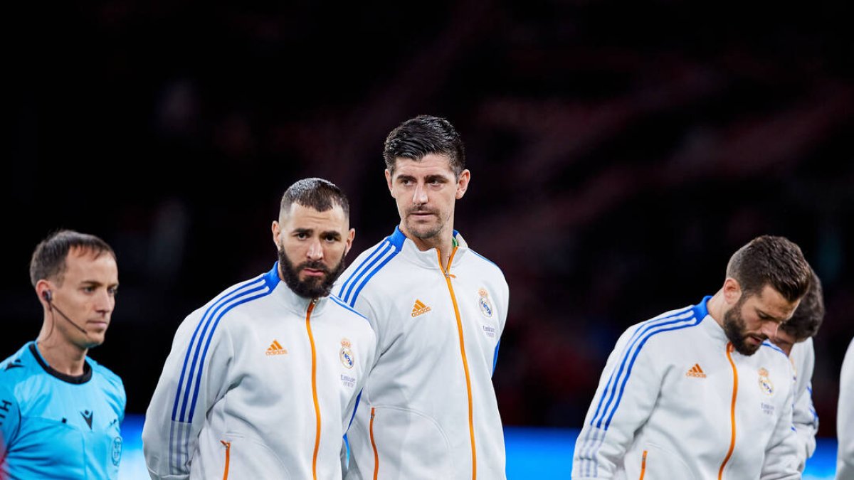 Karim Benzema antes del comienzo de un partido con el Real Madrid.