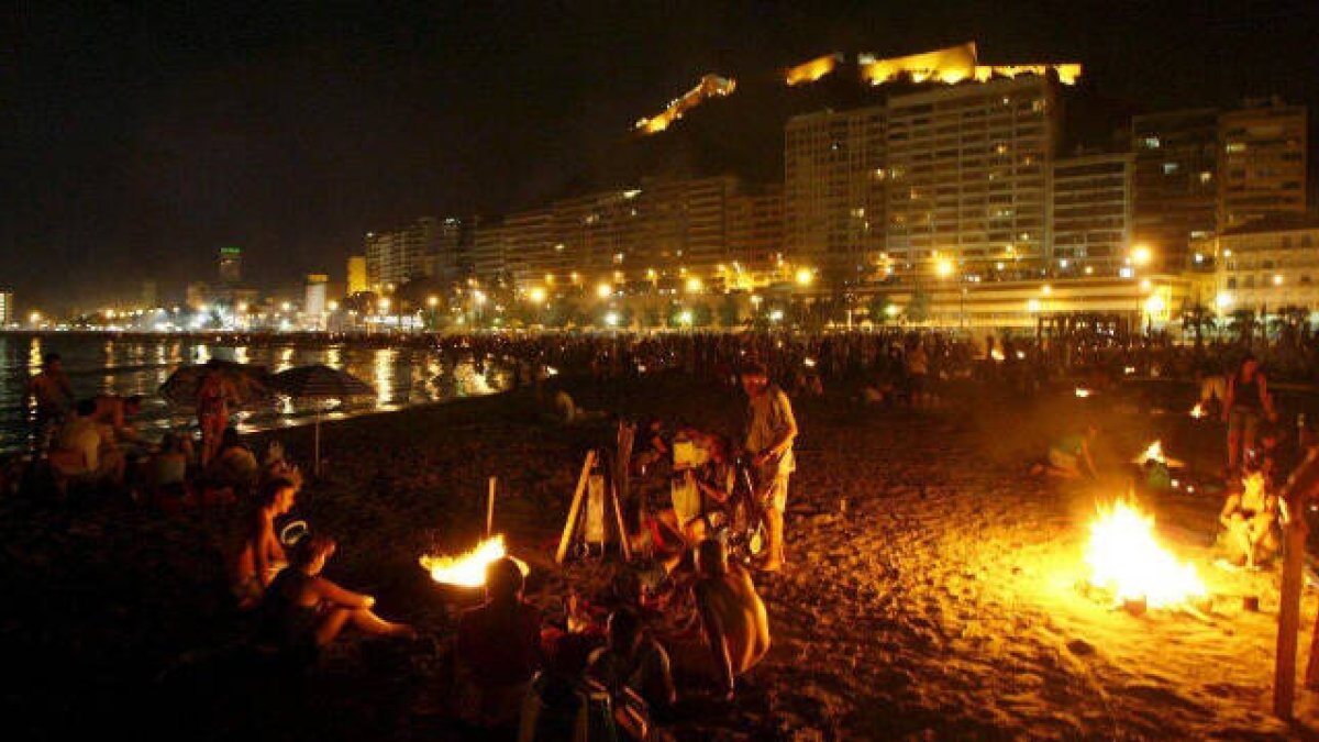 Noche de San Juan en la playa del Postiguet de Alicante