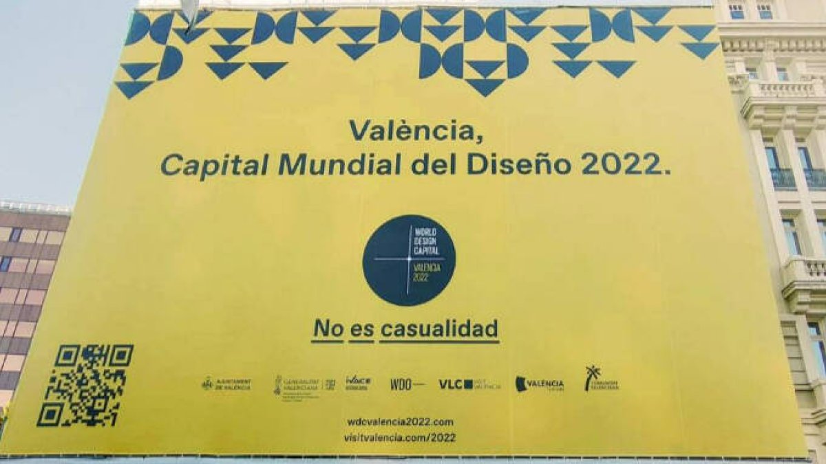 Lona desplegada en la fachada de un edificio ubicado en el Paseo de la Castellana (Madrid)