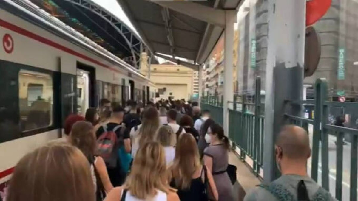 Indignación ciudadana por las aglomeraciones y retrasos en los Cercanías