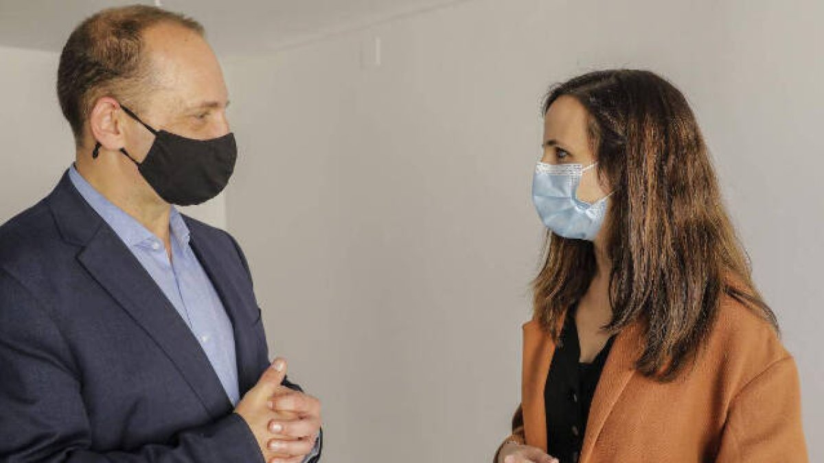 El conseller de Vivienda y vicepresidente segundo, Rubén Martínez Dalmau, con la ministra Ione Belarra