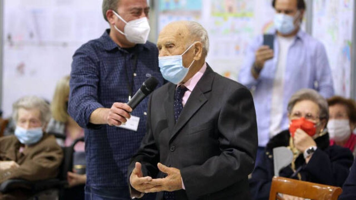 Paco, vecino centenario de Valencia, que actuó de portavoz durante el homenaje