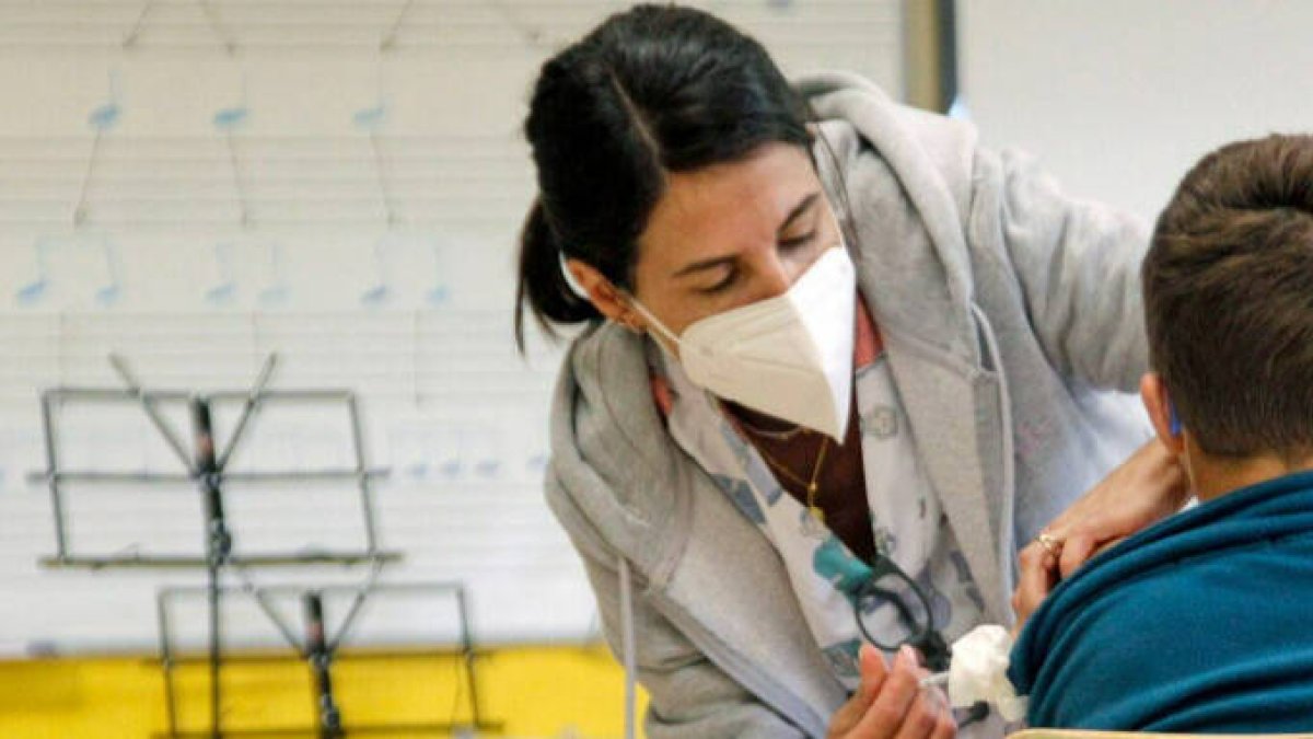 Sanitat investiga a un profesor por desaconsejar por carta la vacuna a alumnos