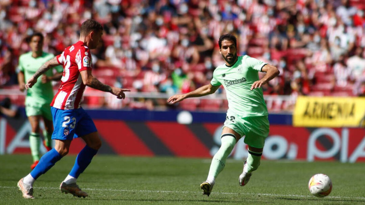 Raúl García, en su regreso a Madrid, en un lance del partido junto a Trippier.