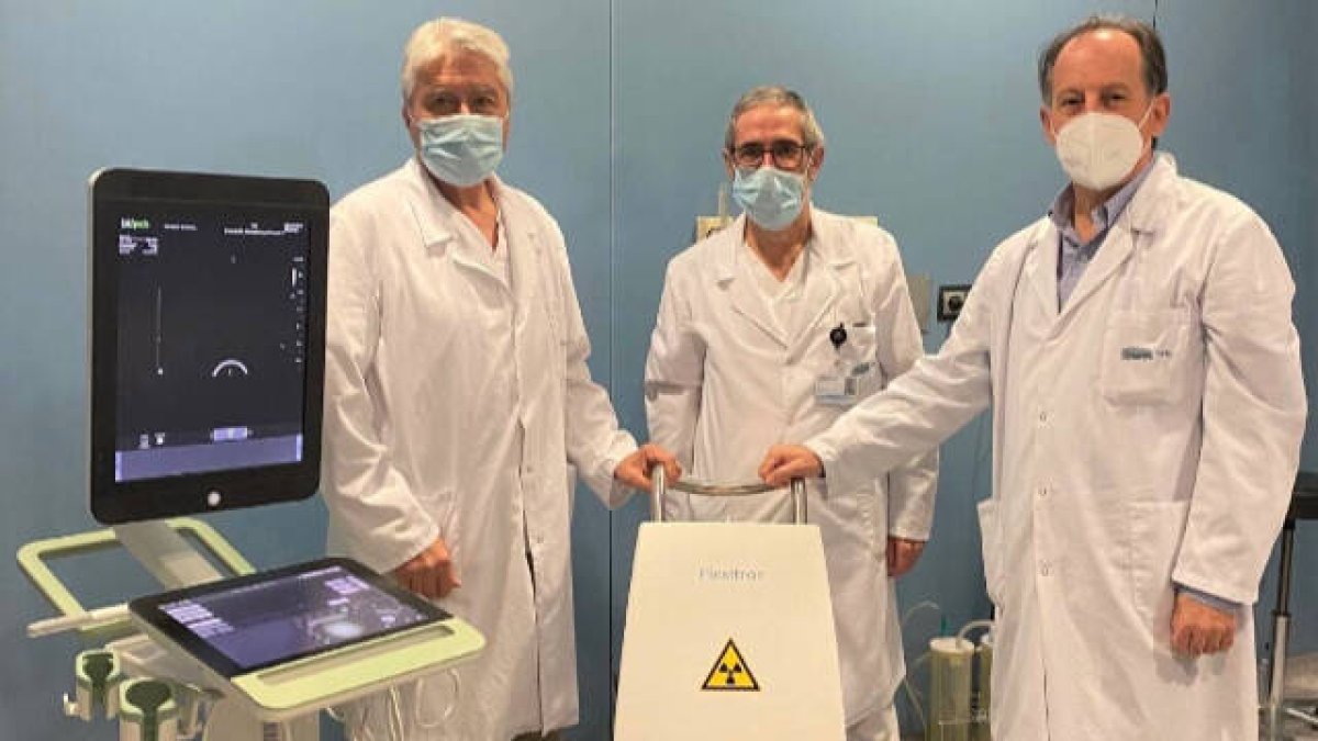 Los doctores Arribas, Guinot y Crispin en el servicio de radioterapia oncológica del IVO.