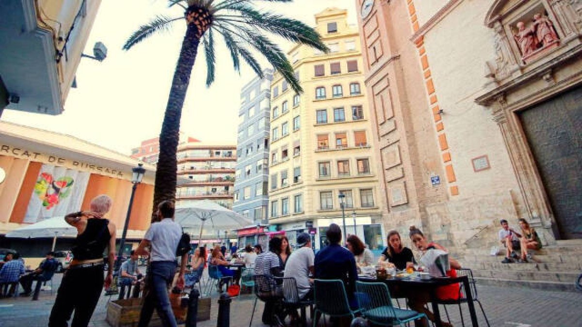 Terraza en Ruzafa llena de gente