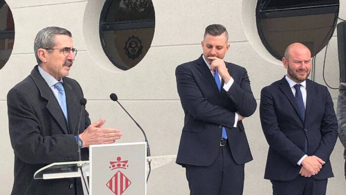 José María Ángel (a la izquierda), secretario autonómico de Seguridad y Emergencias, que tiene a su cargo el IVASPE