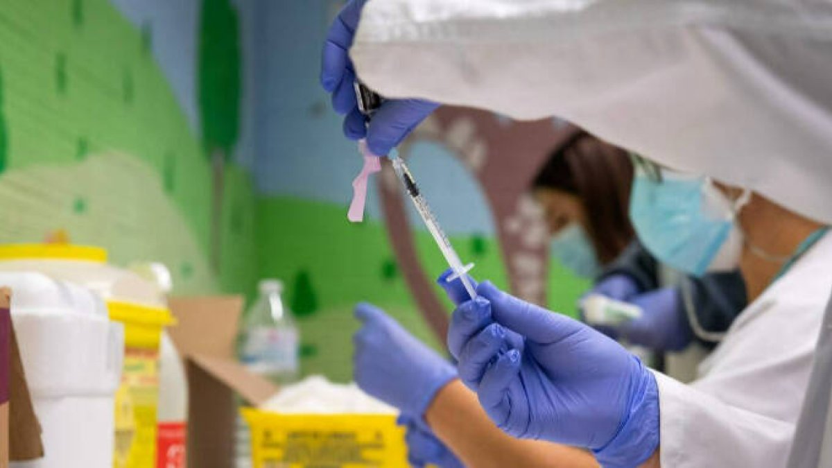 Los negacionistas increpan en un colegio de Vila-real para impedir la vacunación