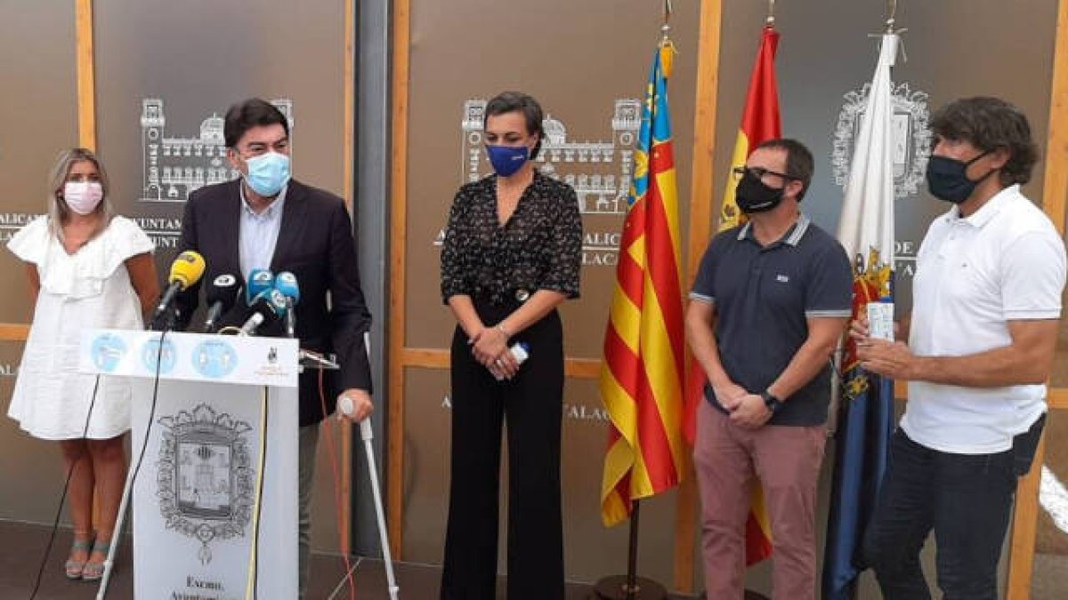 Los representantes de los colectivos de hostelería, ocio y hoteles junto al alcalde, Luis Barcala, y la vicealcaldesa, Mari Carmen Sánchez