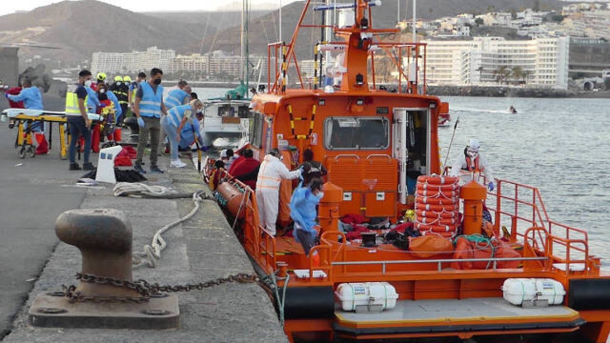 Llegada del barco de Salvamento Marítimo al puerto