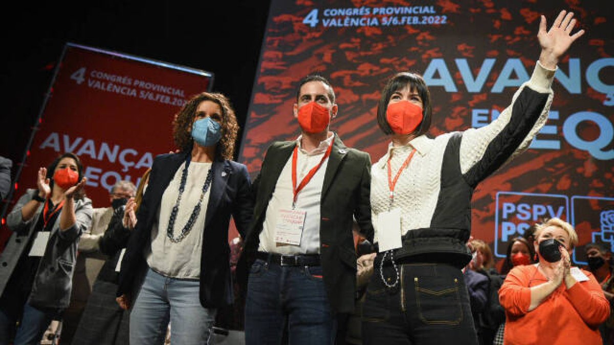 La ministra de Ciencia, Diana Morant, el alcalde de Mislata, Carlos Fernández Bielsa, y la exsecretaria provincial y diputada autonómica, Mercedes Caballero, en la apertura del IV Congreso provincial de Valencia en el PSPV.