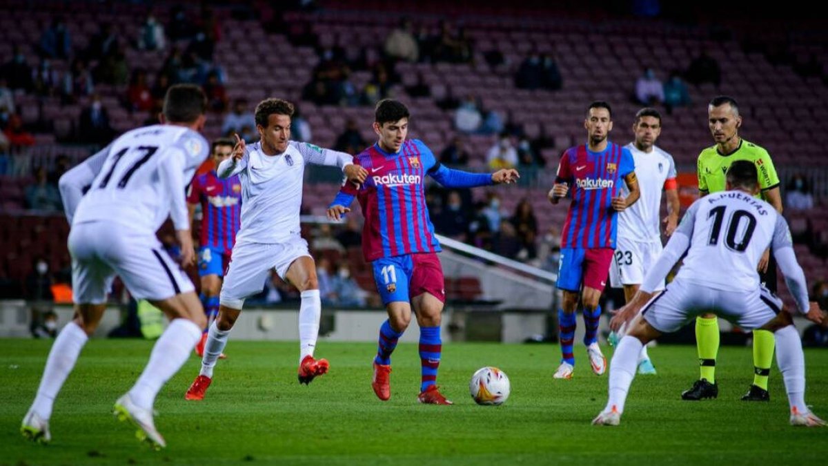 Demir, rodeado de rivales del Granada