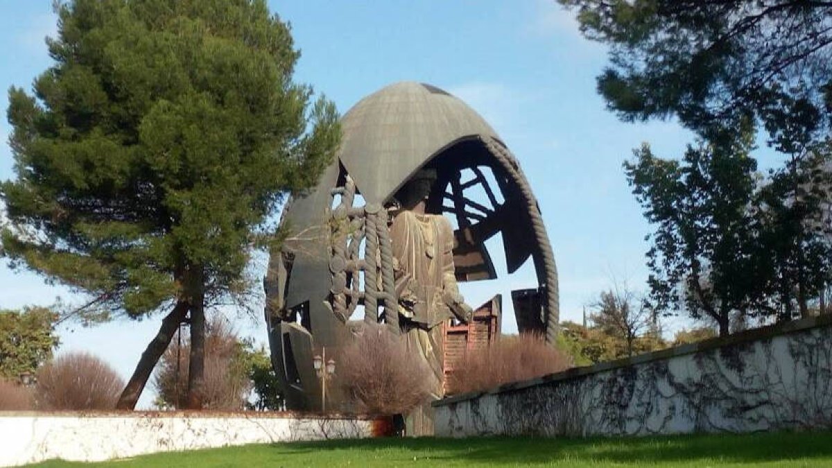 Escultura del Huevo de Colón en el parque de San Jerónimo, Sevilla.