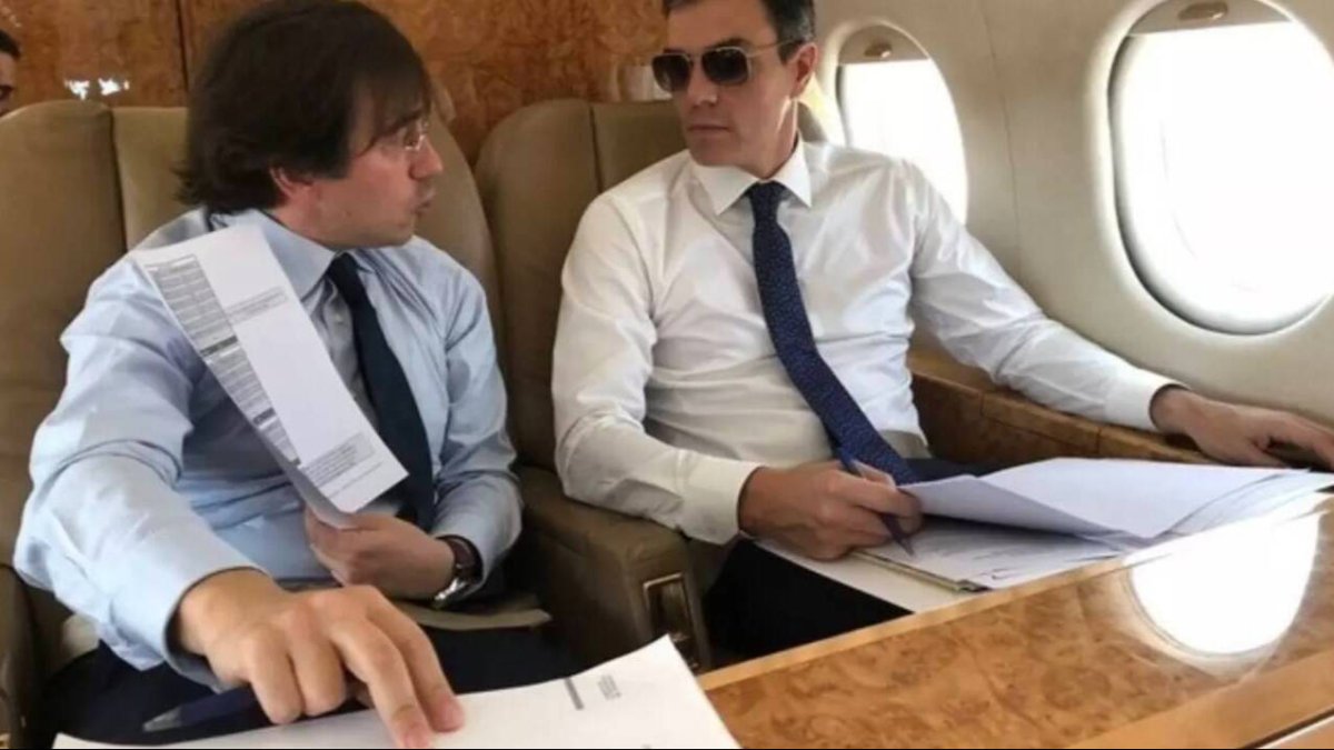 Pedro Sánchez en el Falcon