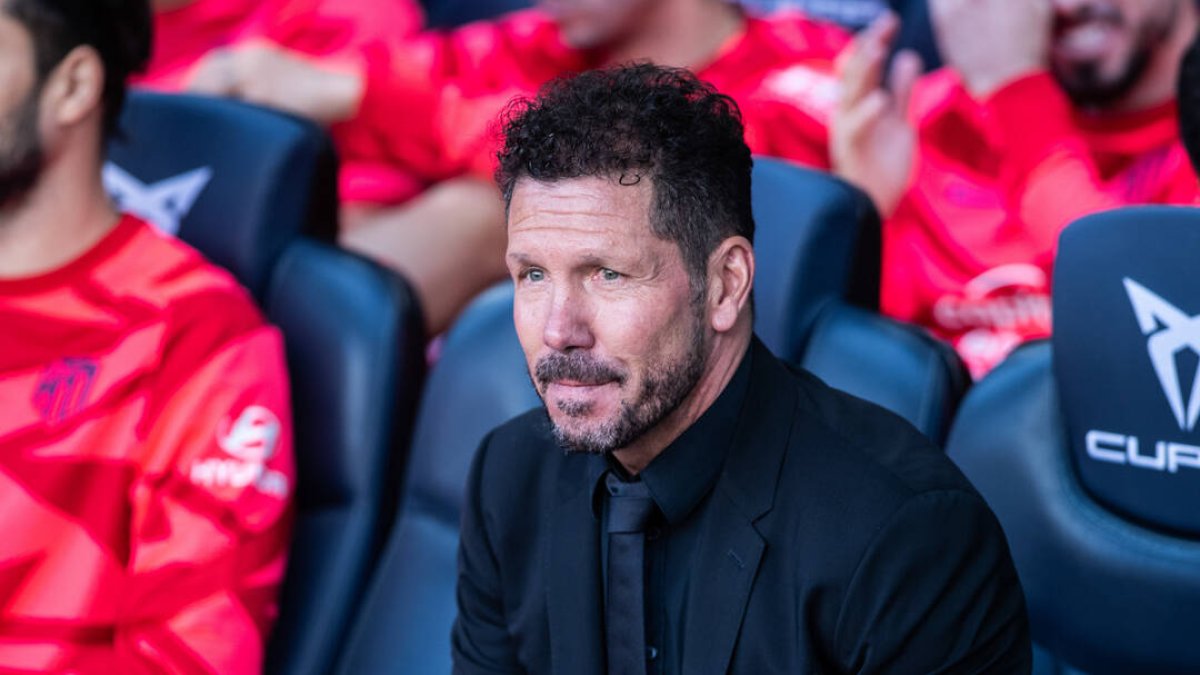 Simeone en el banquillo del Camp Nou.