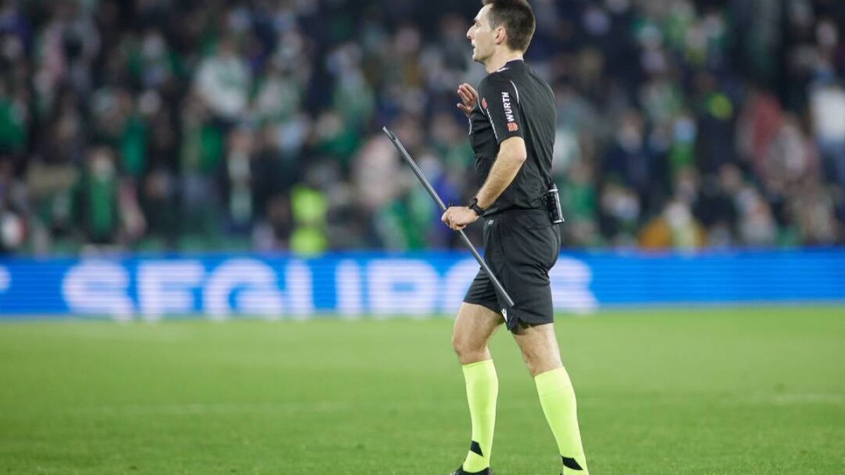 De Burgos Bengoetxea, con el objeto lanzado desde la grada del Villamarín.