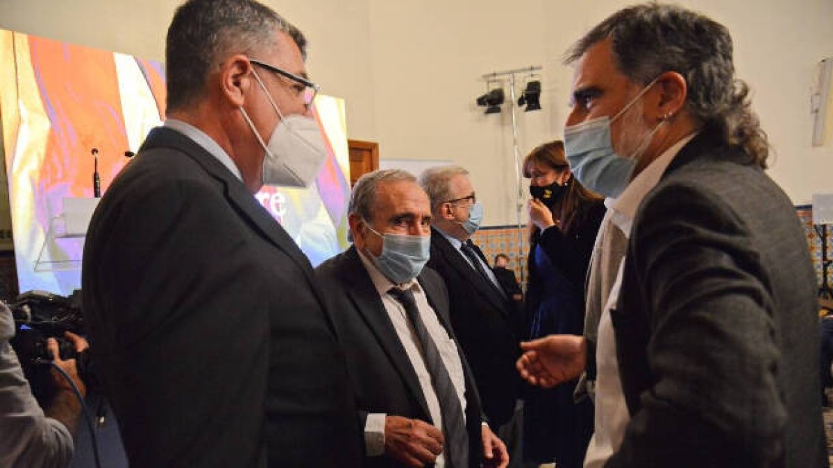 Enric Morera compadrea con el condenado independentista Jordi Cuixart durante su homenaje en presencia de Eliseu Climent. Foto El Temps.