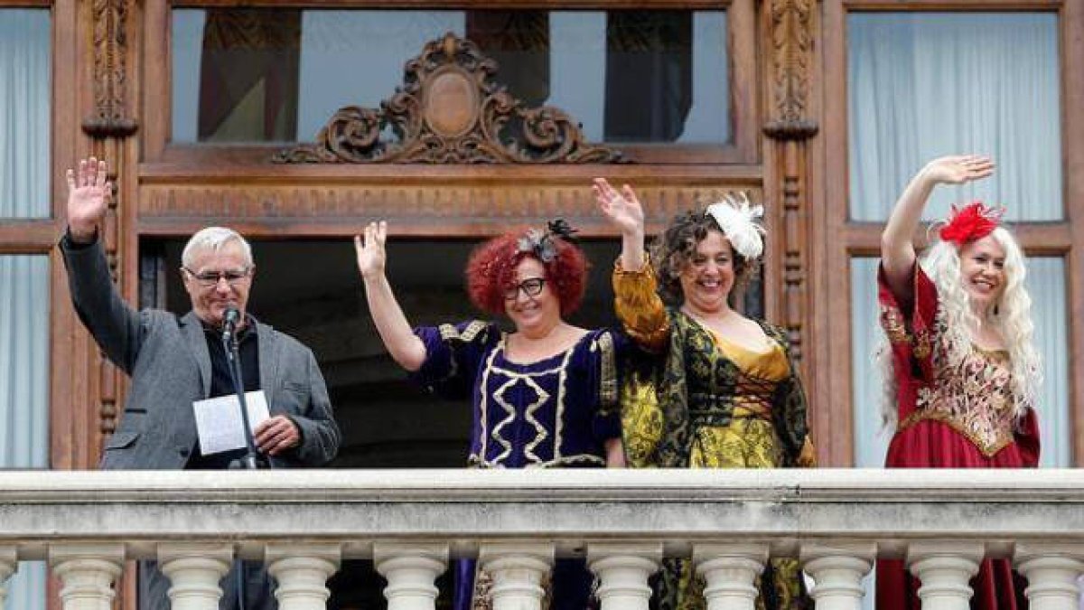 El alcalde Ribó con las 'magas republicanas' que subvenciona