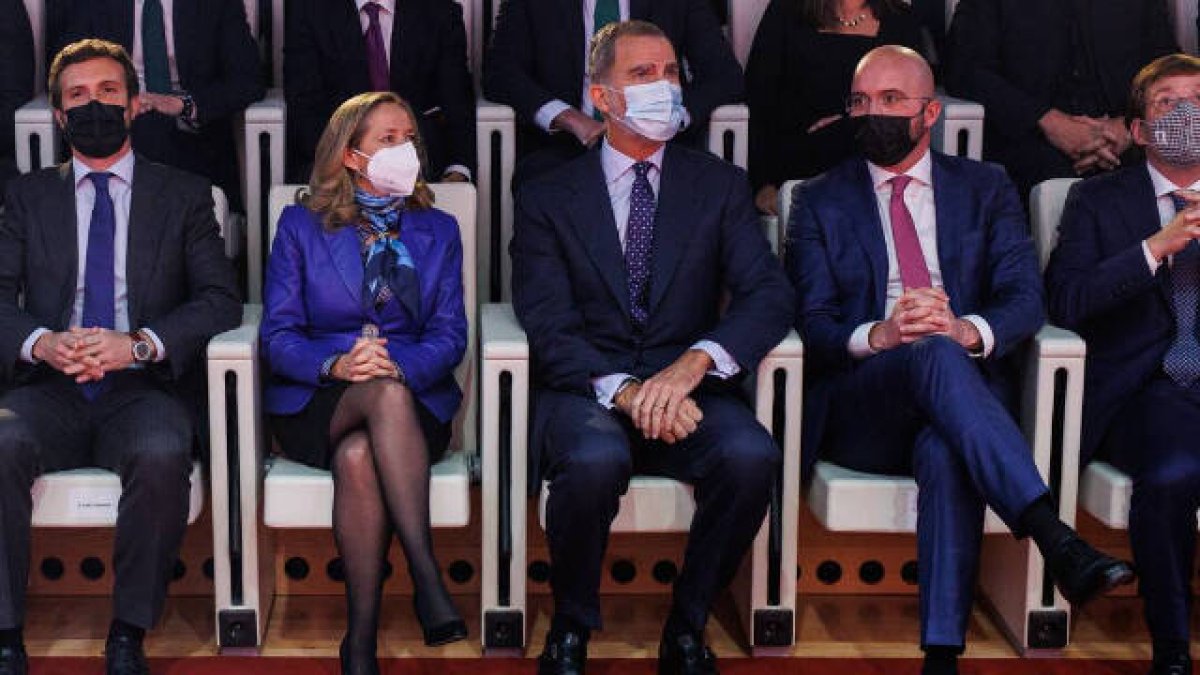 Pablo Casado, Nadia Calviño; el rey Felipe VI en el acto de entrega del XVIII Premio Nacional Joven Empresario,
