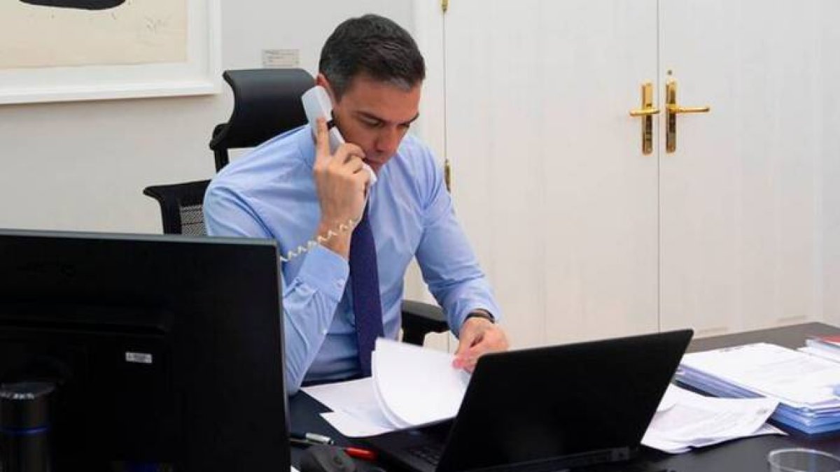 Pedro Sánchez, en su despacho de La Moncloa.