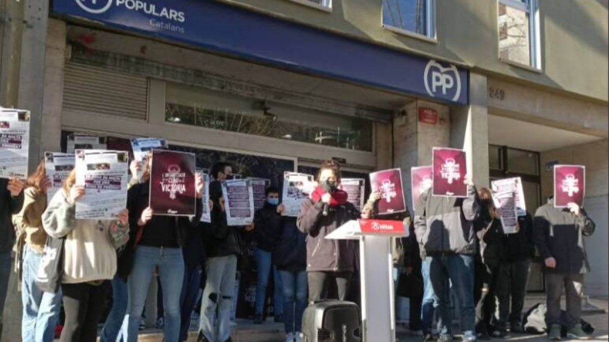 Los miembros de Arran, han empapelado la sede del PP catalán, en un nuevo ataque del movimiento independentistas.