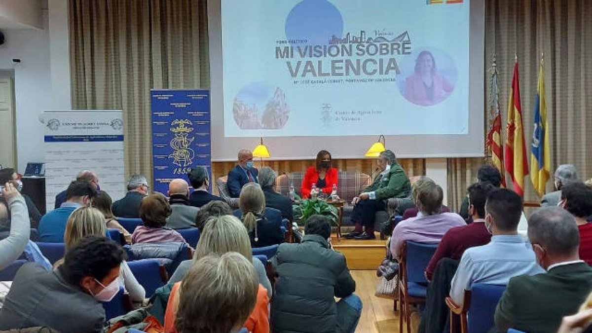 María José Catalá durante su conferencia en el Casino de Agricultura