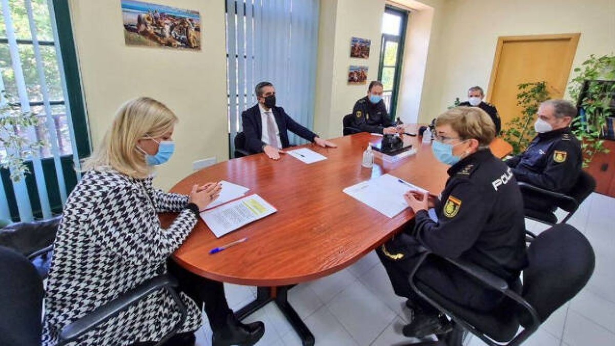 La consellera Gabriela Bravo y el director de Emergencias, José María Ángel, con policías locales