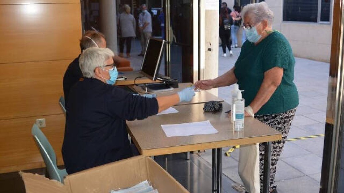 Anterior entrega de mascarillas en el centro Gastón Castelló