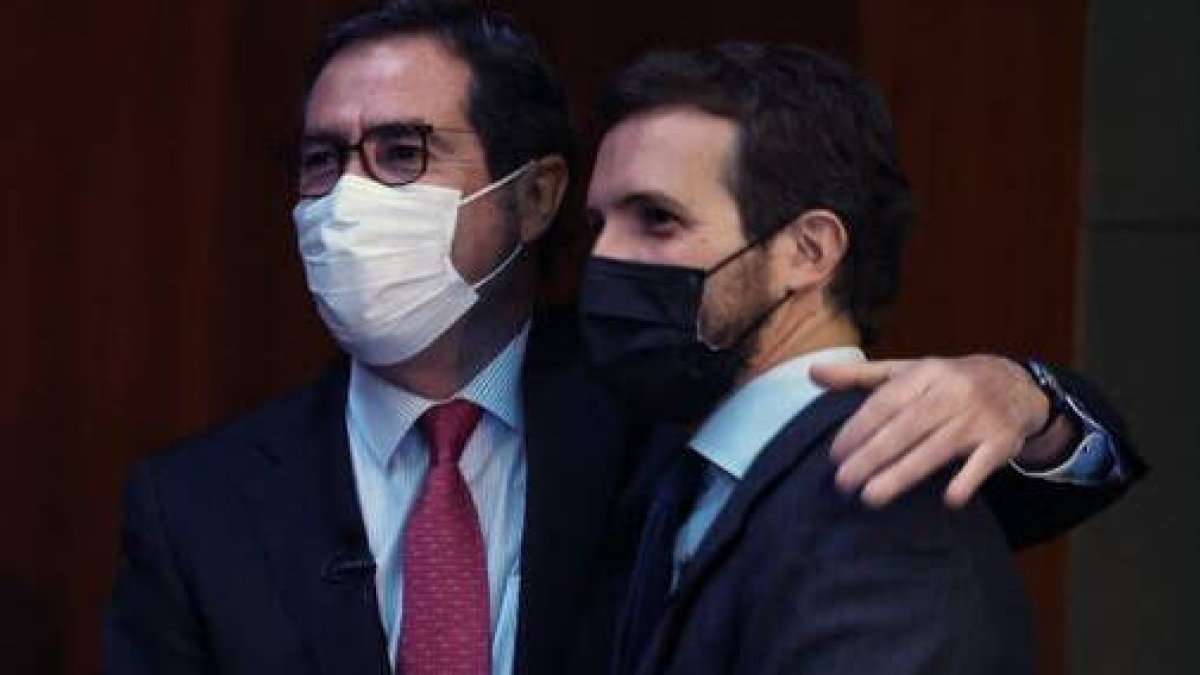 El presidente de la CEOE, Antonio Garamendi y el presidente del PP, Pablo Casado, durante el Foro de Innovación Turística de Hotusa, en Madrid.
