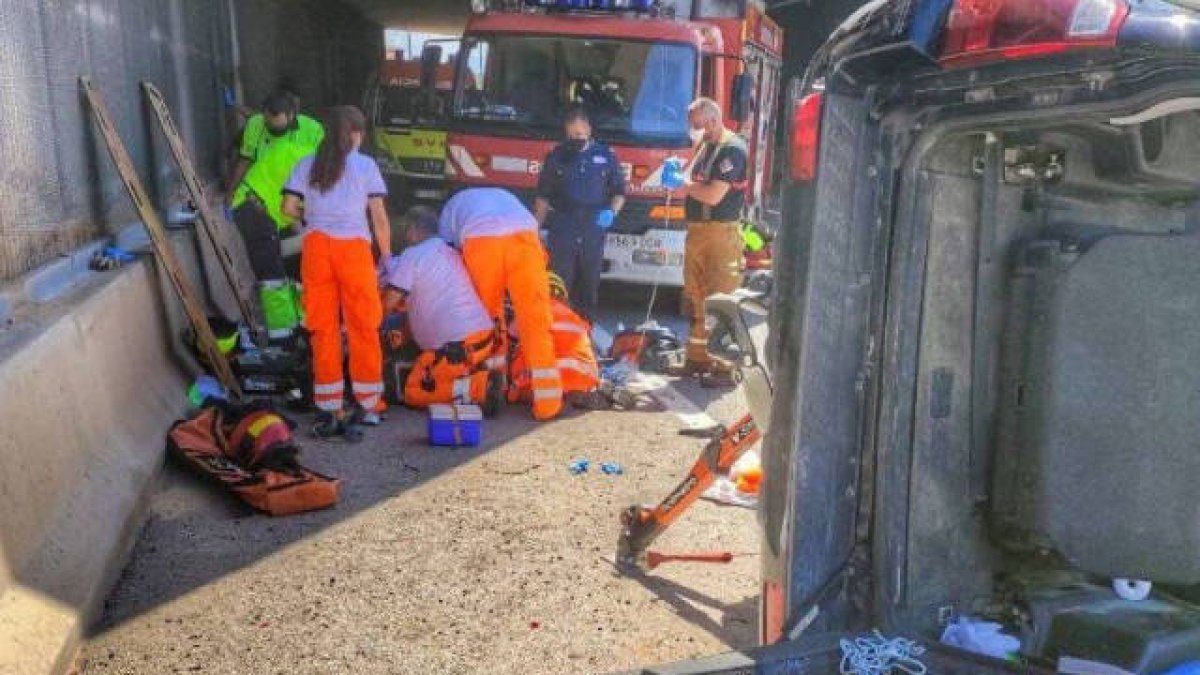 Los servicios de emergencia han atendido a la mujer de 20 años después de que los bomberos la desencarcelasen del coche / Consorcio Bomberos