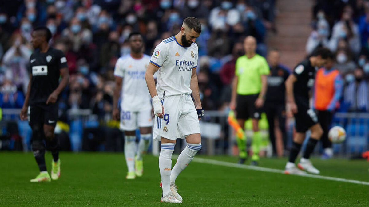 Benzema, en el momento en el que se retiró lesionado ante el Elche.