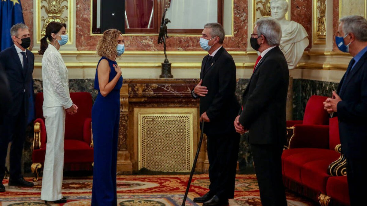 Las presidentes del Senado y el Congreso saludando a los representantes de la Fundación Víctimas del Terrorismo