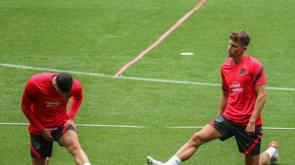 Mario Hermoso y Marcos Llorente estiran durante un entrenamiento del Atlético de Madrid.